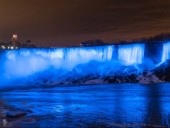 Ниагарский водопад загорелся синим цветом в честь рождения сына у принца Гарри и герцогини Меган