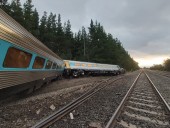 В Австралии пассажирский поезд сошел с рельсов: минимум 2 погибших