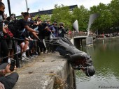 В Британии участники антирасистских протестов сбросили в воду памятник