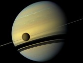 Спутник Сатурна Титан постепенно отдаляется от своей планеты - исследование