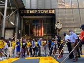 Антирасистские протесты: мэр Нью-Йорка помог написать Black Lives Matter у небоскреба Трампа