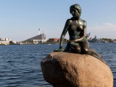 Вандалы осквернили статую Русалочки в Копенгагене, обвинив её в расизме
