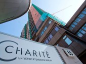 Навального доставили в берлинскую клинику Charite, его состояние стабильное