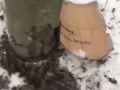 В России аварийный столб “отремонтировали” с помощью картона: видео