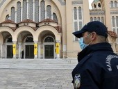 Полиция во Франции задержала священников за пасхальную службу без масок