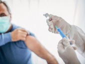 Япония начинает вакцинировать пенсионеров