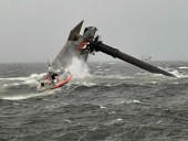 В США во время шторма перевернулось судно: один человек погиб, 12 пропали без вести