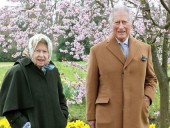 На весенней прогулке: королевская семья поделилась новыми фото Елизаветы II и принца Чарльза