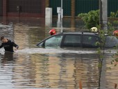 Минск плавает в воде: спасатели помогают людям выбраться после ливня