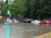 Апокалиптический ливень в Москве: дороги и улицы превратились в реки, а несколько станций метро - залило