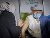 Власти Израиля начали вакцинацию третьей дозой Pfizer