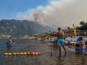 Турция: иностранных туристов эвакуируют из пляжей из-за угрозы лесных пожаров на курортах