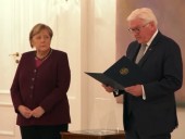 Меркель больше не канцлер Германии. Ей вручили 