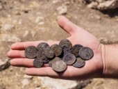 Археологи в Израиле раскопали редкие старинные монеты