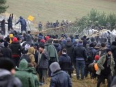 Подталкивают к атакам: белорусские силовики раздают мигрантам ножи