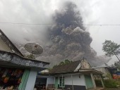 В Индонезии проснулся вулкан Семера: перепуганные жители спасаются бегством