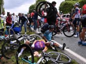 Виновницу массовой аварии на Tour de France оштрафовали на 1200 евро