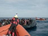 Италия приютила 558 мигрантов, которых спасли в море