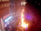 В центре Нью-Йорка бездомный сжег рождественскую елку