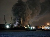 Недостроенный корвет для ВМФ России горит третий час в Санкт-Петербурге: есть пострадавшие