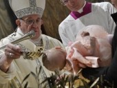 Папа Франциск окрестил 16 младенцев в Сикстинской капелле после годичного перерыва