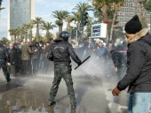В Тунисе во время акции протеста в честь революции 2011 года, произошла драка