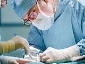 В Великобритании хирург выжигал на печени пациентов свои инициалы