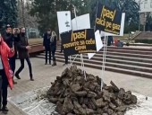 Высыпали кучу навоза перед зданием парламента: в Молдове митинговали против повышения цен на газ
