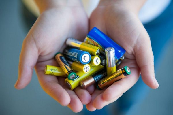 Почему нам не стоит выбрасывать батарейки